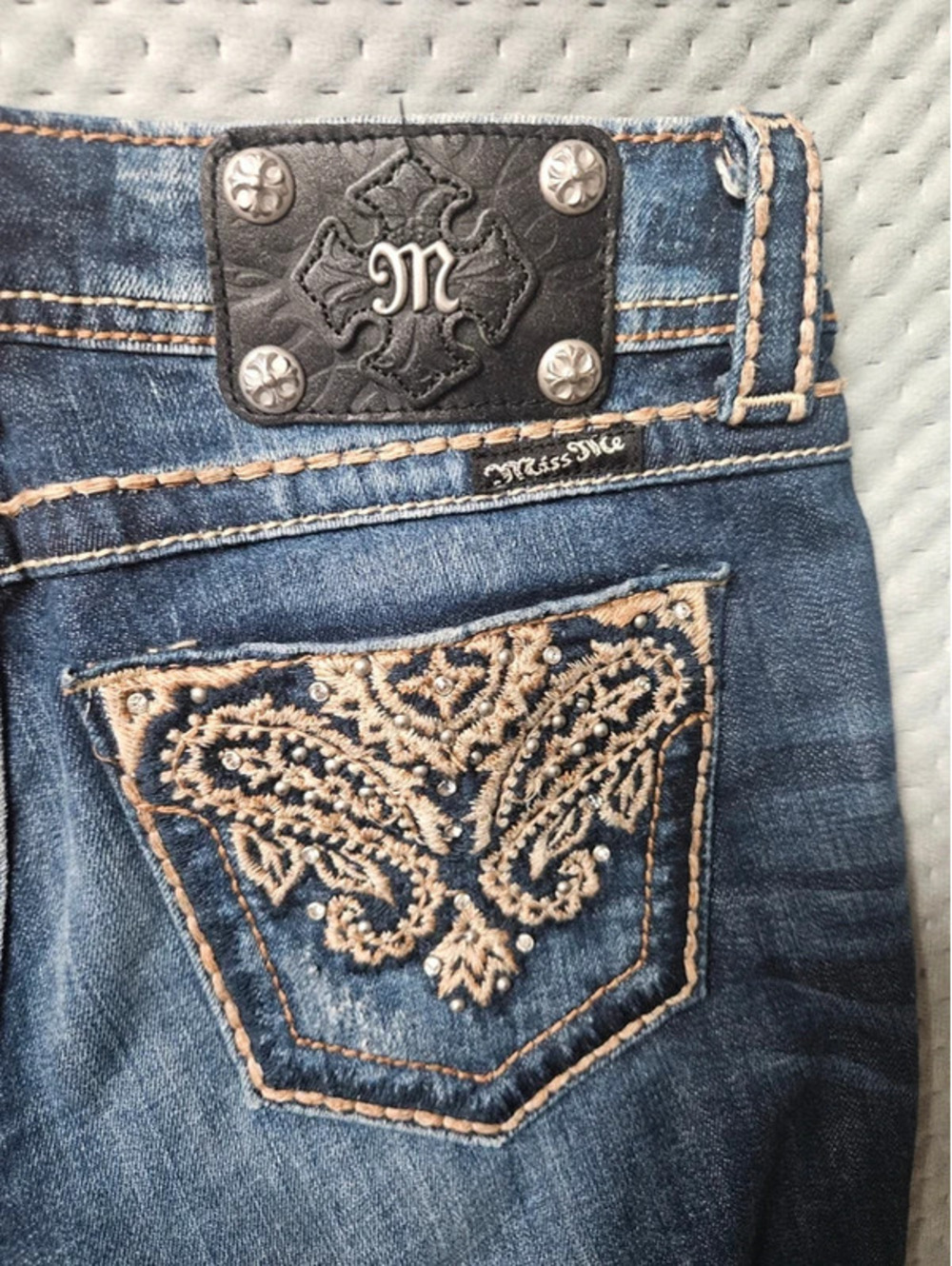 Miss Me Women’s Jeans Size 27 Bootcut Distressed Dark Wash Fleur De Lis Denim - Picture 3 of 4